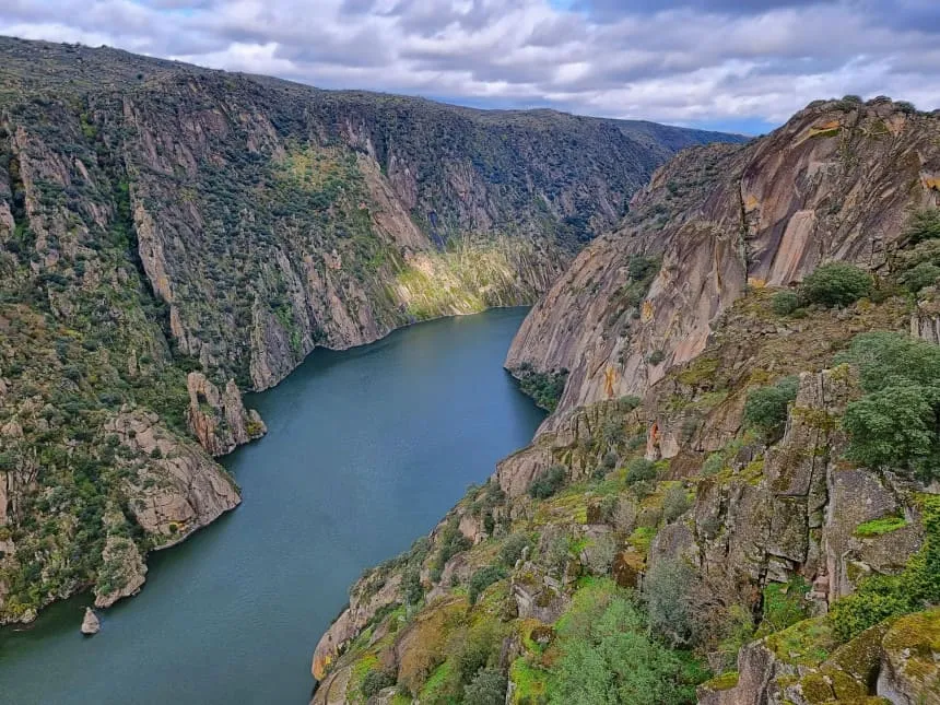 Naturaleza en la Ruta del Vino de Arribes del Duero entre viñedos