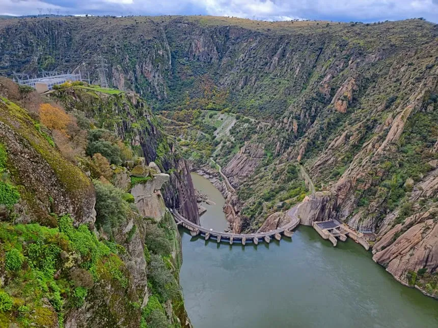 Presa de Aldeadávila vista desde el Mirador del Fraile en los Arribes del Duero