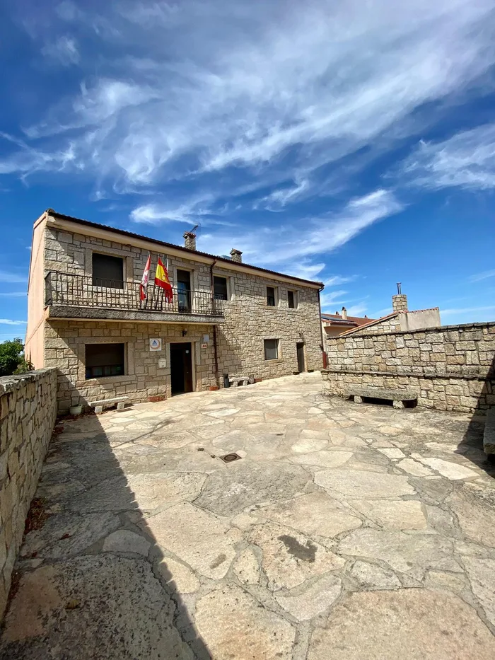 Familia en los exteriores de La Rueca