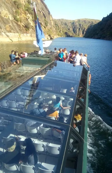 Barco del crucero ambiental junto a Miranda do Douro en el río Duero
