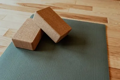 Bloques de yoga de corcho para soporte en posturas