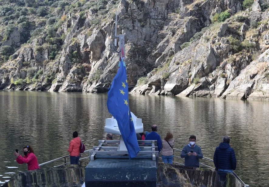 Embarcación del crucero ambiental de Arribes del Duero junto a Miranda do Douro, Portugal