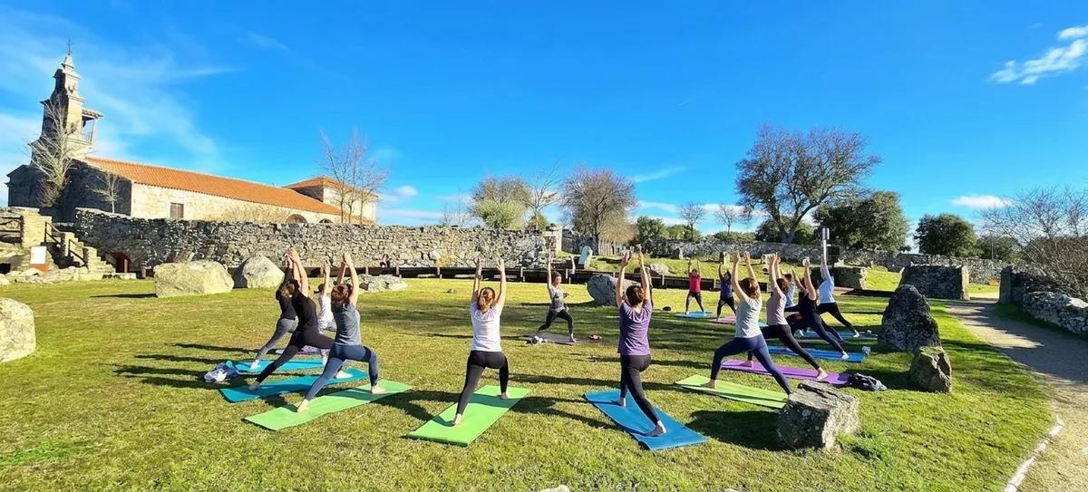 Sesión de yoga en la ermita de La Rueca