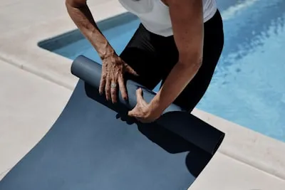 Cómo elegir el material de yoga para practicar en la naturaleza: guía esencial
