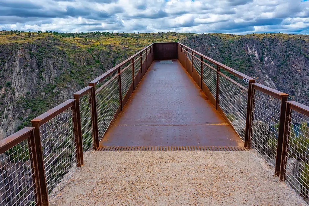 Mirador del Fraile con vistas a la presa de Aldeadávila y el cañón del Duero