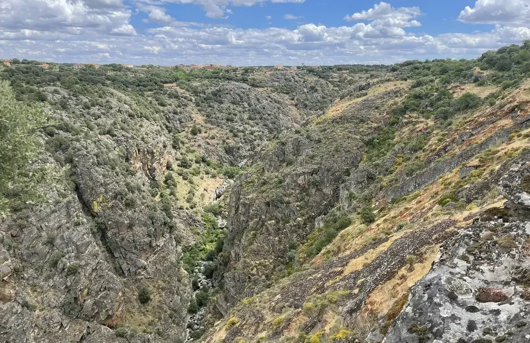 Ciclista en ruta de mountain bike en Arribes del Duero
